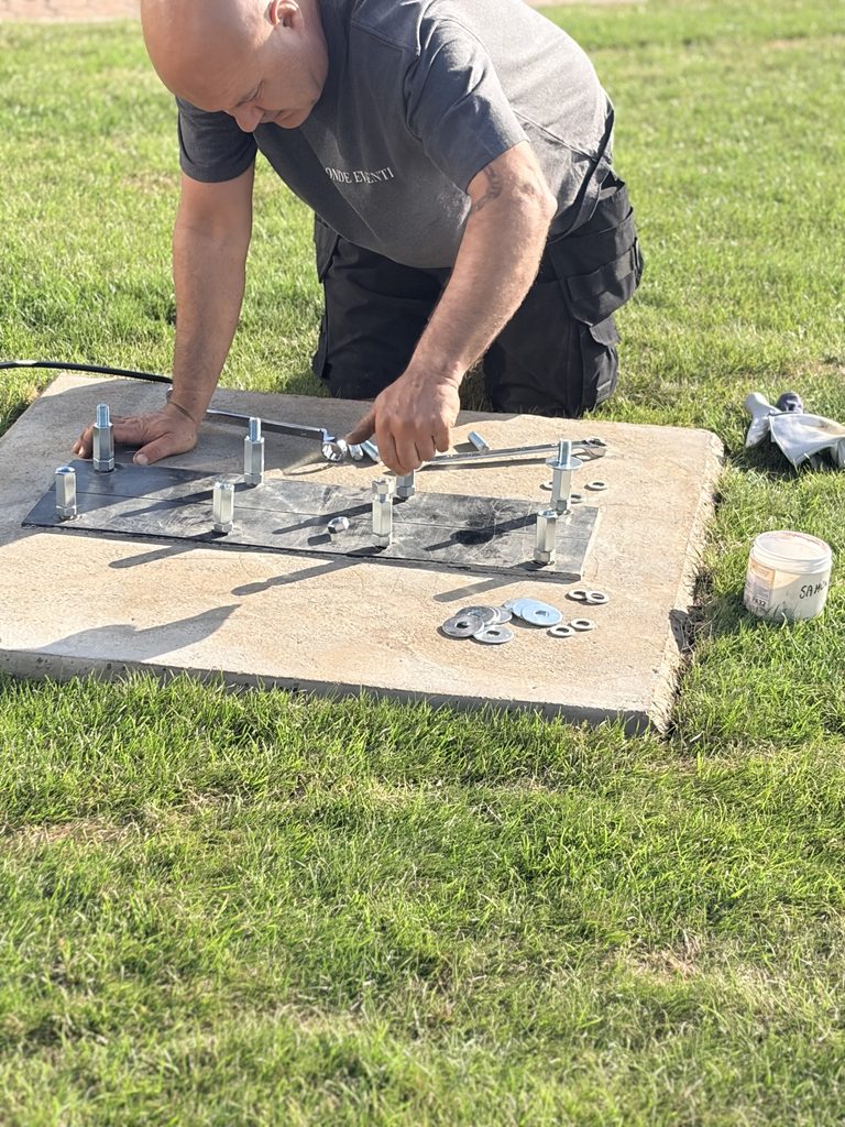 Przygotowanie stalowych mocowań instalacji pawia na betonowej podstawie