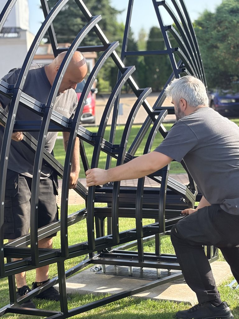 Zespół podczas montażu stalowej konstrukcji ogona pawia w Bolesławcu
