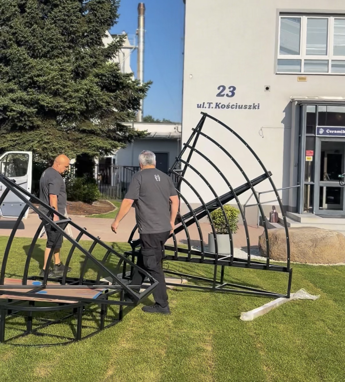 Elementy stalowej konstrukcji pawia w miejscu realizacji przed Ceramiką Artystyczną w Bolesławcu
