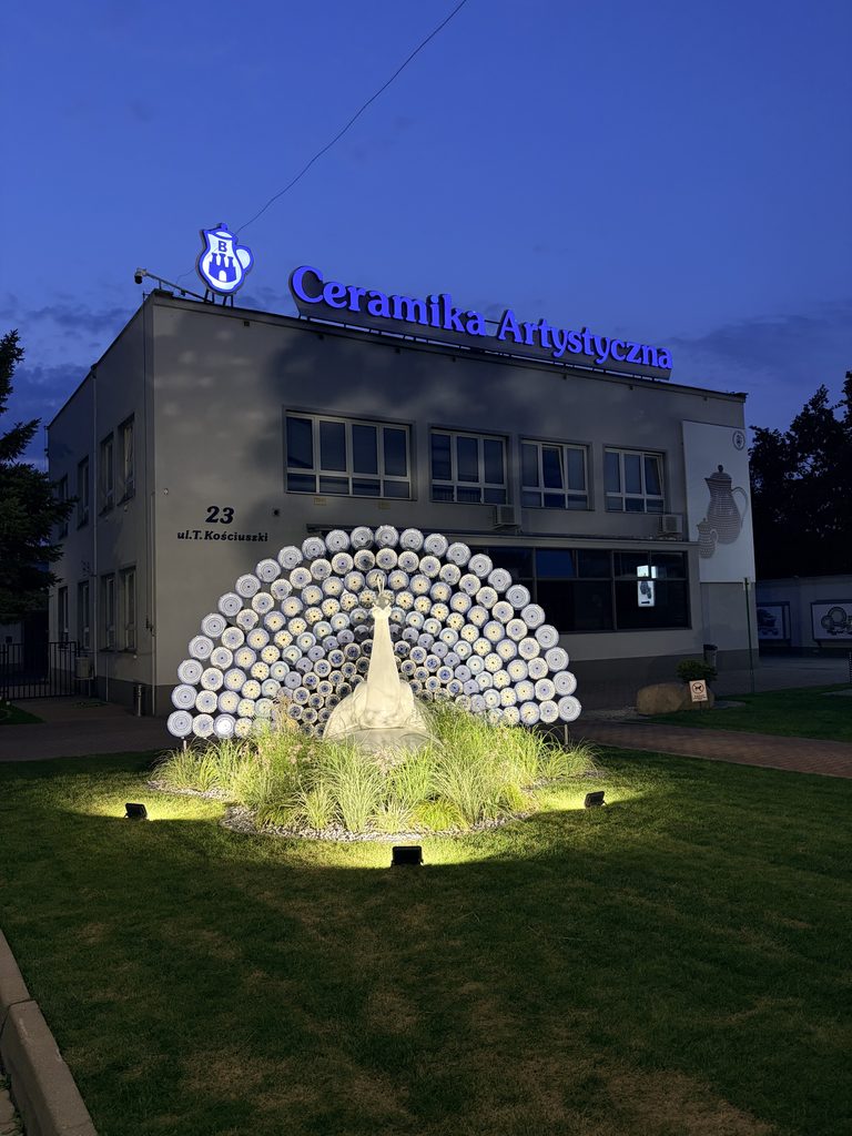 Nocny widok instalacji pawia i siedziby Ceramiki Artystycznej w Bolesławcu