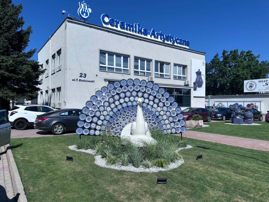 Instalacja artystyczna Paw z ogonem z ceramicznych talerzy przed siedzibą Ceramiki Artystycznej w Bolesławcu