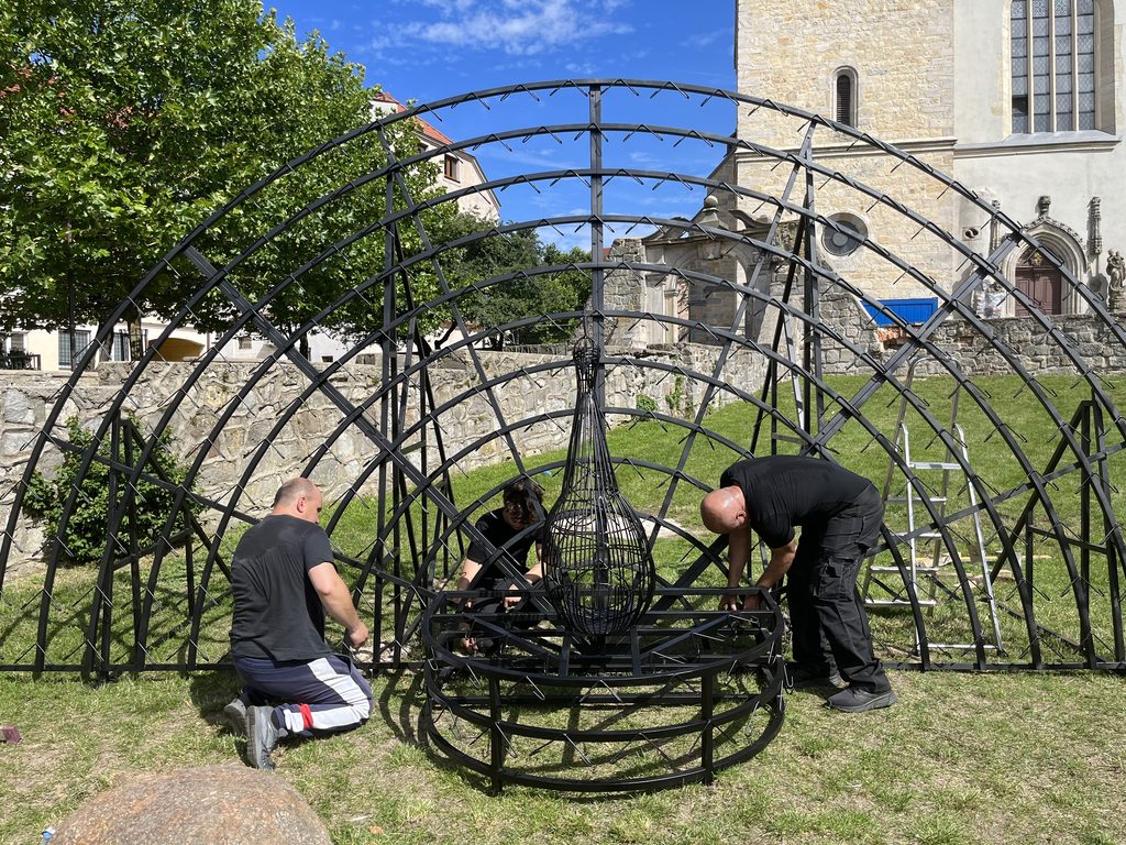 Instalacja przestrzenna Paw na skarpie w Bolesławcu podczas wydarzenia Nagroda Europy 2023